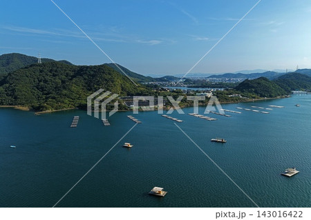 徳島県鳴門市ウチノ海の養殖筏を捉えた空撮写真 徳島県鳴門市ウチノ海の養殖筏を捉えた空撮写真 143016422