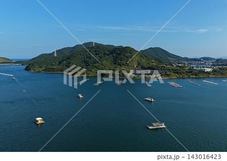 徳島県鳴門市ウチノ海の養殖筏を捉えた空撮写真 徳島県鳴門市ウチノ海の養殖筏を捉えた空撮写真 143016423
