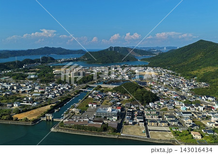 徳島県鳴門市の海・島々・運河・住宅街を捉えた空撮写真 143016434