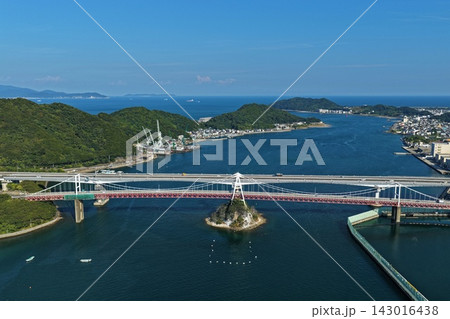 徳島県鳴門市の吊り橋と海峡を捉えた空撮写真 143016438