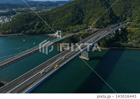徳島県鳴門市の橋梁と海峡を捉えた空撮写真 徳島県鳴門市の橋梁と海峡を捉えた空撮写真 143016443