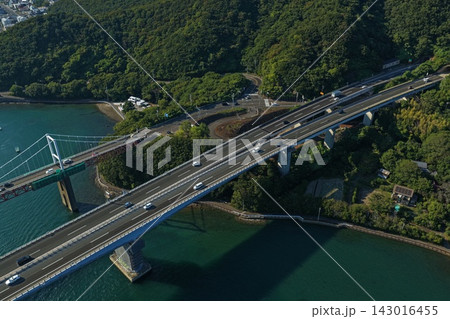 徳島県鳴門市の吊り橋と海峡を捉えた空撮写真 143016455