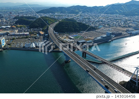 徳島県鳴門市の吊り橋と海峡を捉えた空撮写真 143016456