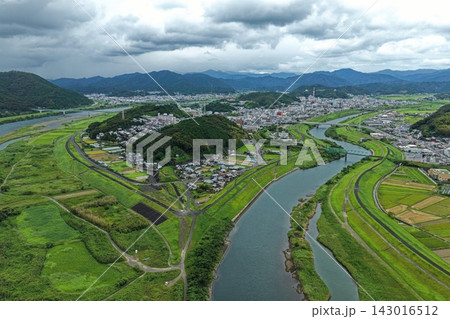 高知県四万十市の四万十川と橋・住宅街を捉えた空撮写真 高知県四万十市の四万十川と橋・住宅街を捉えた空撮写真 143016512