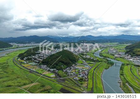 高知県四万十市の四万十川と橋・田畑を捉えた空撮写真 143016515