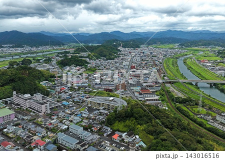 高知県四万十市の市街地と川・線路を捉えた空撮写真 高知県四万十市の市街地と川・線路を捉えた空撮写真 143016516