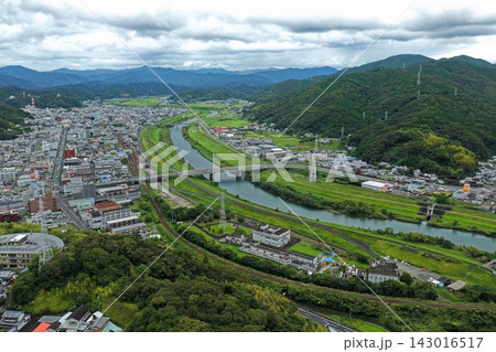 高知県四万十市の市街地と川・橋を捉えた空撮写真 143016517
