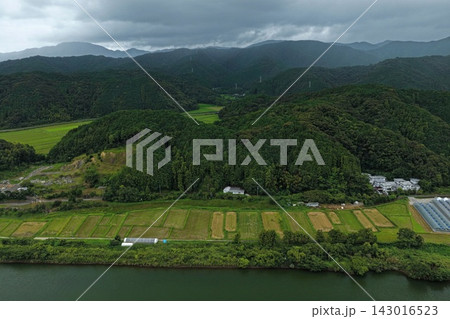 高知県四万十市の農村・川・山並みを捉えた空撮写真 143016523