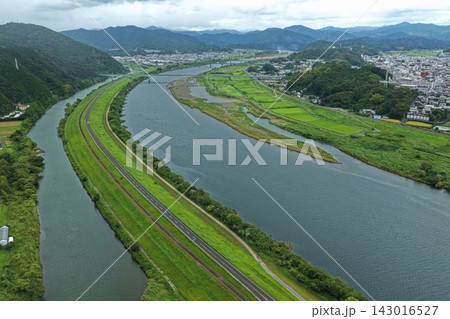 高知県四万十市・四万十川の堤防と橋を捉えた空撮写真 143016527