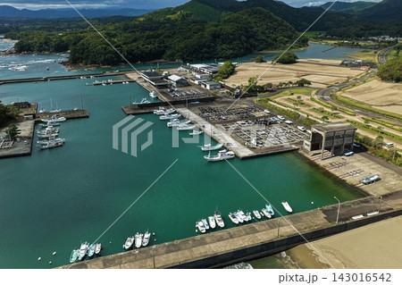 高知県黒潮町の漁港と沿岸風景を捉えた空撮写真 高知県黒潮町の漁港と沿岸風景を捉えた空撮写真 143016542