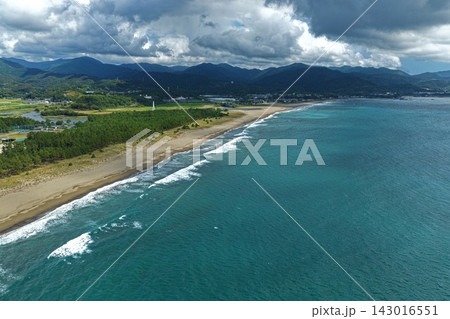 高知県黒潮町・入野海岸と市街地を望む空撮写真 高知県黒潮町・入野海岸と市街地を望む空撮写真 143016551
