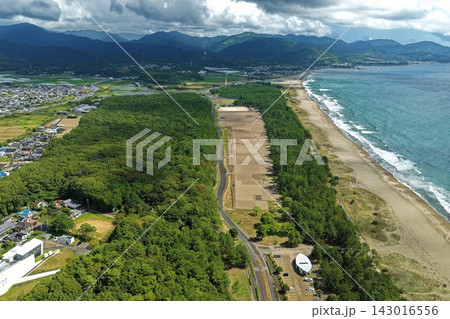 高知県黒潮町の入野海岸と松林・住宅街を望む空撮写真 高知県黒潮町の入野海岸と松林・住宅街を望む空撮写真 143016556
