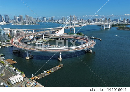 港区レインボーブリッジと東京湾岸を捉えた空撮写真 港区レインボーブリッジと東京湾岸を捉えた空撮写真 143016641