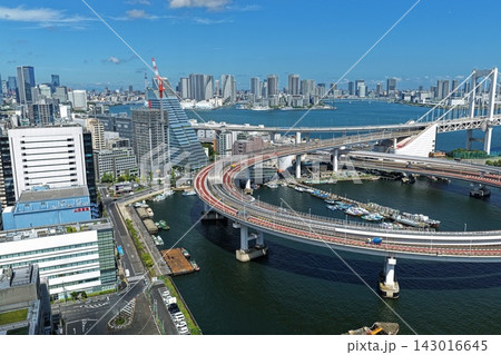 東京都港区の吊り橋・湾・高層ビル群を捉えた空撮写真 143016645