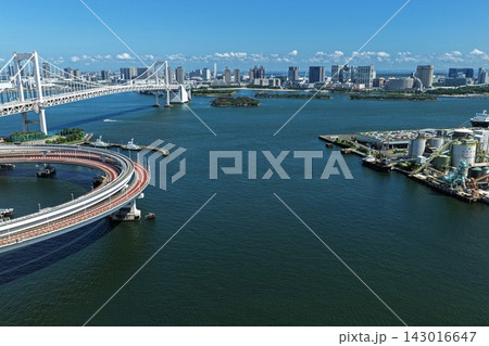 港区の吊り橋と湾岸都市景観を捉えた空撮写真 港区の吊り橋と湾岸都市景観を捉えた空撮写真 143016647