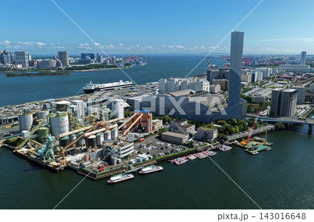 港区の港湾施設とフェリー・クレーンを捉えた空撮写真 港区の港湾施設とフェリー・クレーンを捉えた空撮写真 143016648