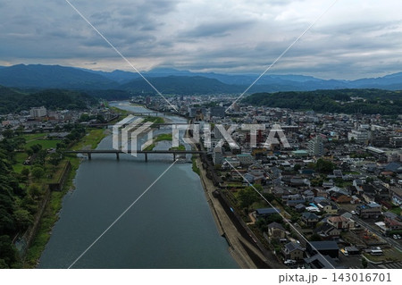 熊本県人吉市の川・橋・住宅街を捉えた空撮写真 熊本県人吉市の川・橋・住宅街を捉えた空撮写真 143016701