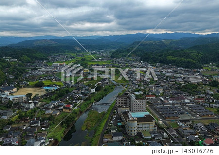 熊本県人吉市の盆地市街地と川・堰を捉えた空撮写真 熊本県人吉市の盆地市街地と川・堰を捉えた空撮写真 143016726