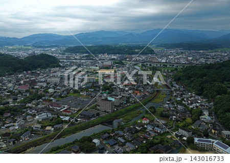 熊本県人吉市の市街地と川・山並みを捉えた空撮写真 143016733