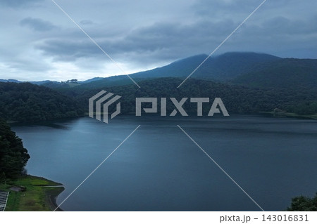 宮崎県御池の湖と山並みを捉えた空撮写真 宮崎県御池の湖と山並みを捉えた空撮写真 143016831