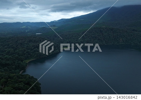 宮崎県高原町の湖と森林山並みを捉えた空撮写真 宮崎県高原町の湖と森林山並みを捉えた空撮写真 143016842