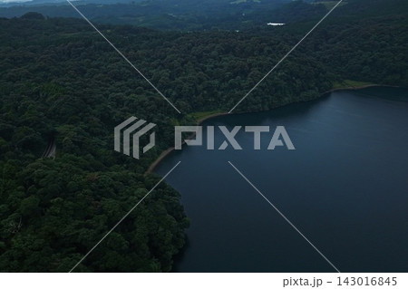 宮崎県都城市の湖と森林・山並みを捉えた空撮写真 宮崎県都城市の湖と森林・山並みを捉えた空撮写真 143016845