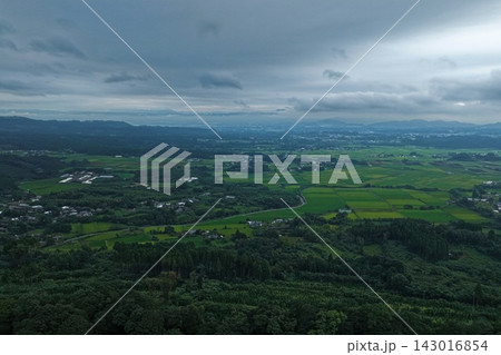宮崎県高原町の農村集落と田畑を捉えた空撮写真 宮崎県高原町の農村集落と田畑を捉えた空撮写真 143016854