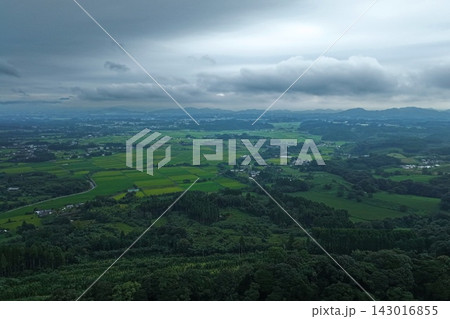 宮崎県高原町の田畑と森林が広がる農村風景の空撮写真 宮崎県高原町の田畑と森林が広がる農村風景の空撮写真 143016855