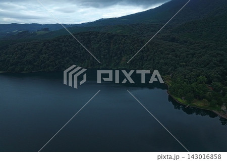 宮崎県高原町の湖と森林・山並みを捉えた空撮写真 宮崎県高原町の湖と森林・山並みを捉えた空撮写真 143016858