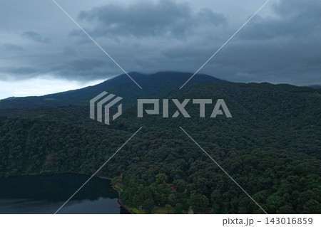 宮崎県高原町の山体と湖を捉えた空撮写真 宮崎県高原町の山体と湖を捉えた空撮写真 143016859