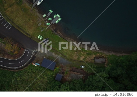 宮崎県高原町の湖と桟橋を捉えた空撮写真 宮崎県高原町の湖と桟橋を捉えた空撮写真 143016860