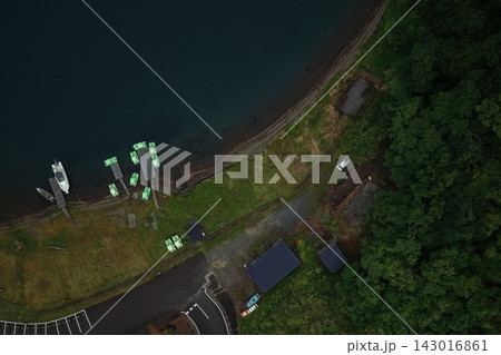 宮崎県高原町の湖岸・桟橋・ボートを捉えた空撮写真 宮崎県高原町の湖岸・桟橋・ボートを捉えた空撮写真 143016861