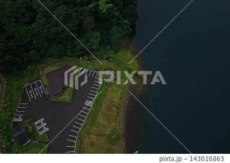宮崎県高原町の湖岸・建物・樹林を捉えた空撮写真 143016863