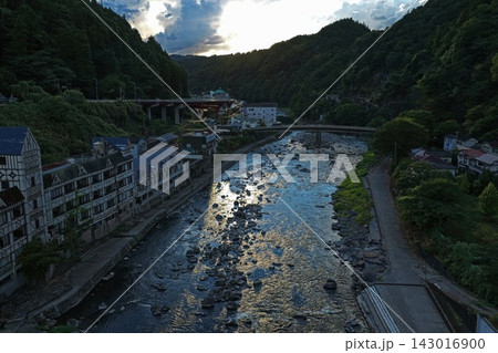大分県日田市の川・橋・山並みを捉えた夕方の空撮写真 143016900
