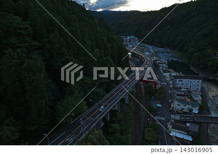 大分県日田市の高架道路・橋梁・川を捉えた夕景空撮写真 大分県日田市の高架道路・橋梁・川を捉えた夕景空撮写真 143016905