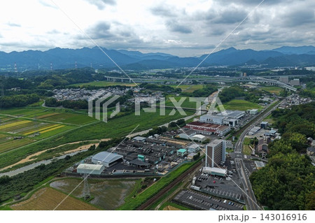 三重県亀山市の工場・田畑と市街地を捉えた空撮写真 三重県亀山市の工場・田畑と市街地を捉えた空撮写真 143016916