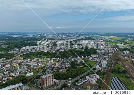 三重県亀山市の市街地と鉄道車両基地を捉えた空撮写真 143016930