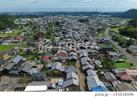 三重県亀山市の住宅地と瓦屋根を捉えた空撮写真 143016946