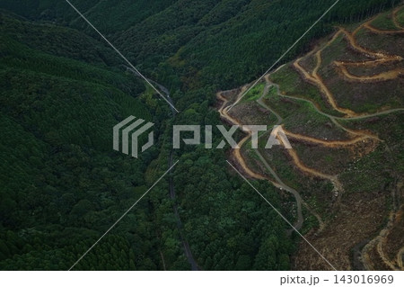 熊本県人吉市の針葉樹林と伐採地を捉えた空撮写真 熊本県人吉市の針葉樹林と伐採地を捉えた空撮写真 143016969