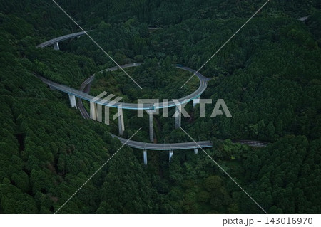 熊本県人吉市のループ式高架道路を捉えた空撮写真 143016970