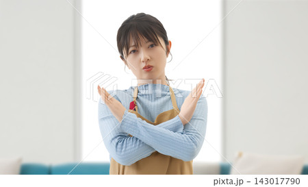 バツのポーズをする女性 NGイメージ バツのポーズをする女性 NGイメージ 143017790