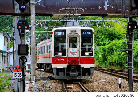 初夏の温泉駅へ… 鬼怒川温泉駅へ入線する『6050系』 143020380