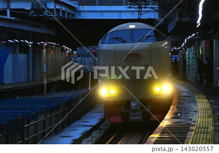 早朝の『品川駅』を通過する…【寝台特急サンライズ出雲・サンライズ瀬戸】285系 143020557