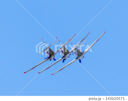 海上自衛隊ホワイトアローズ T-5練習機 3機編隊旋回飛行 岩国航空基地 143020571