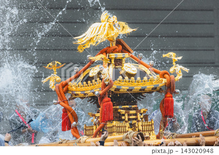 富岡八幡宮例大祭差し上げた神輿 富岡八幡宮例大祭差し上げた神輿 143020948