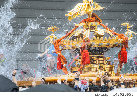 富岡八幡宮例大祭差し上げた神輿 富岡八幡宮例大祭差し上げた神輿 143020950