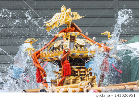 富岡八幡宮例大祭差し上げた神輿 富岡八幡宮例大祭差し上げた神輿 143020951