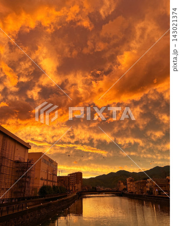 オレンジに染まる美しい夕焼け 143021374