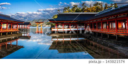 国宝・世界遺産 嚴島神社の朝風景 パノラマ【広島県廿日市市】 国宝・世界遺産 嚴島神社の朝風景 パノラマ【広島県廿日市市】 143021574
