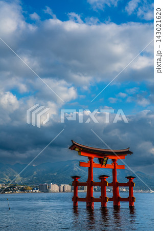 国宝・世界遺産 嚴島神社の朝風景【広島県廿日市市】 国宝・世界遺産 嚴島神社の朝風景【広島県廿日市市】 143021620